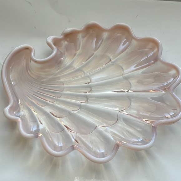 Duncan & Miller Sanibel Pink Opalescent Shell Shaped Dish - Picture 8 of 8